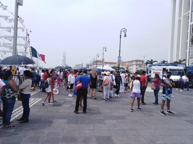 Malecón de Veracruz luce abarrotado por turistas que buscan ver los veleros