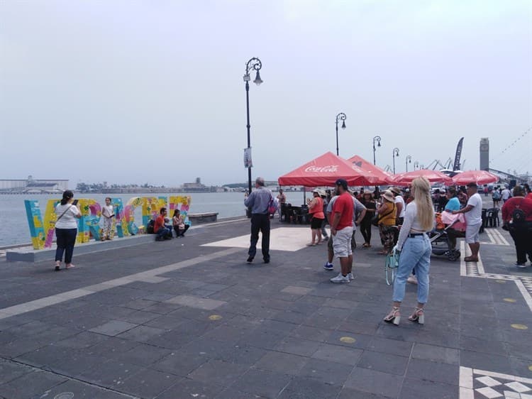 Malecón de Veracruz luce abarrotado por turistas que buscan ver los veleros