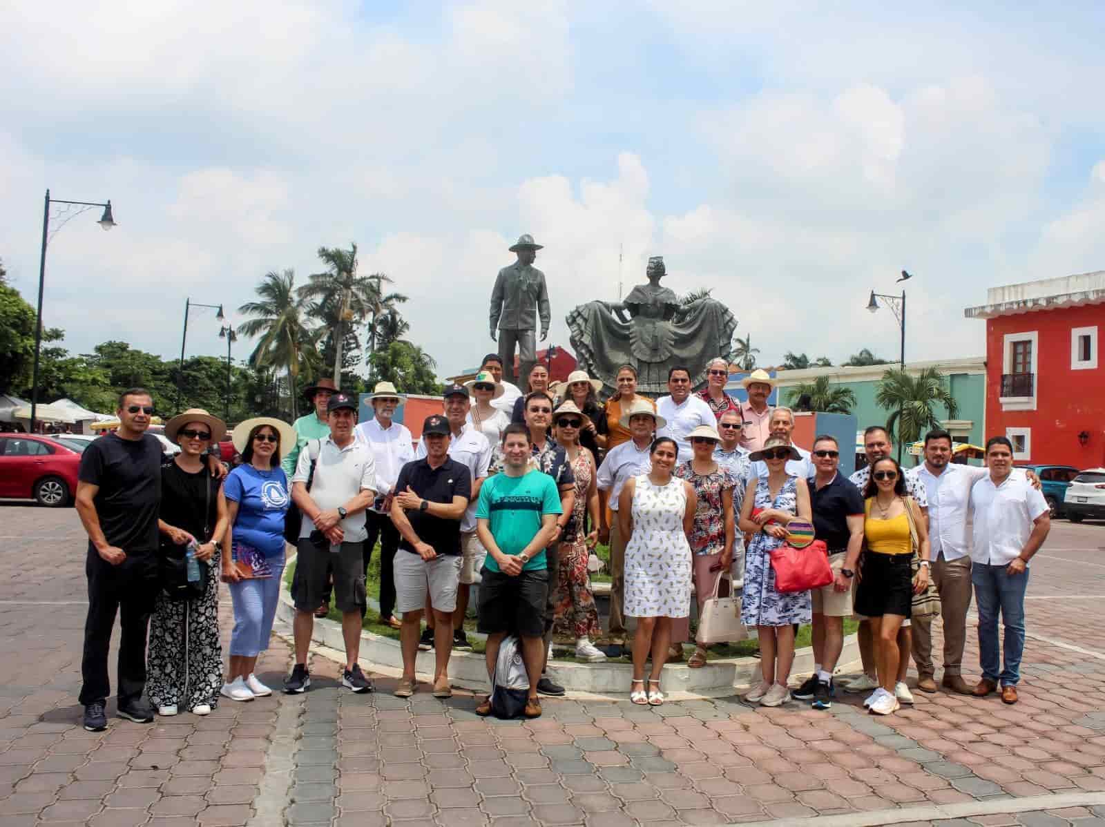 Recibe Tlacotalpan a embajadores y comandantes del Festival Velas Latinoamérica 2022