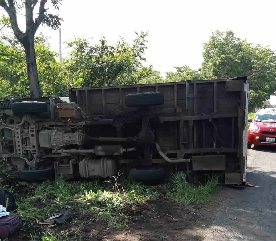 Vuelca camioneta en carretera federal 145 de Tierra Blanca