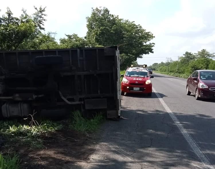 Vuelca camioneta en carretera federal 145 de Tierra Blanca