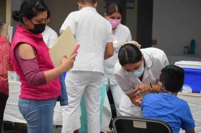 Apoya IMSS en aplicación de vacuna contra covid de 5 a 11 años de edad