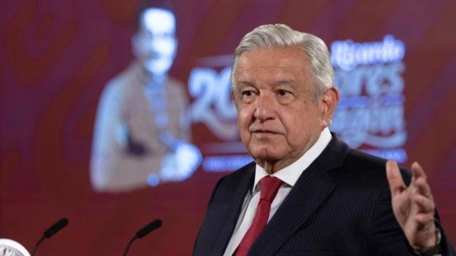 Políticos y empresarios llegan a Palacio Nacional al informe de AMLO