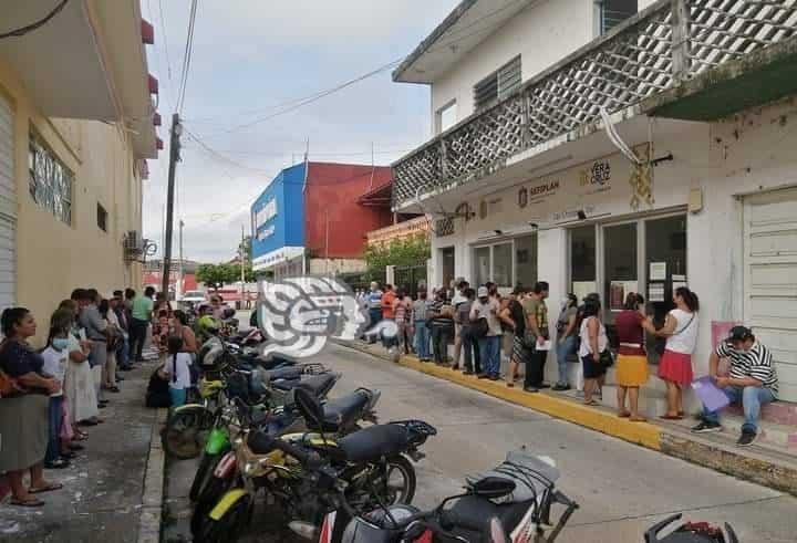 Abarrotadas las Oficinas de Hacienda de Las Choapas