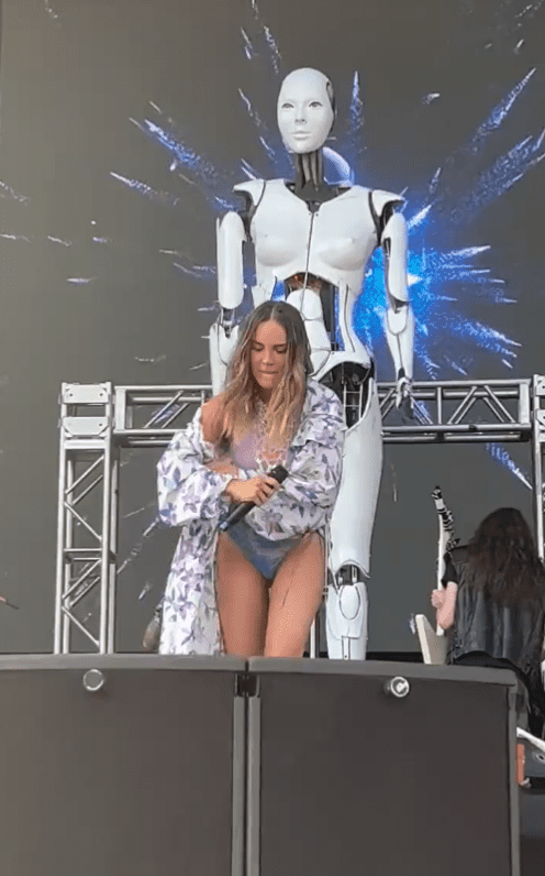 Belinda casi se desmaya durante su concierto en Machaca Fest 2022 (+Video)