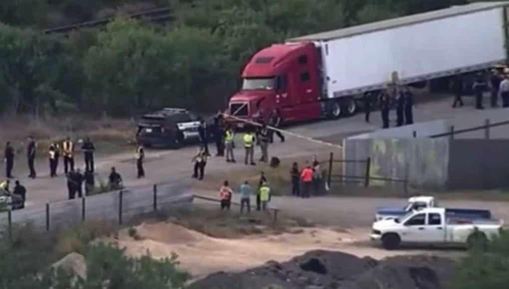 (+Video) Sube a 53 la cifra de migrantes hallados muertos en un camión en Texas