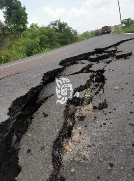 Deslindan a SIOP por daños en carretera millonaria de Papantla