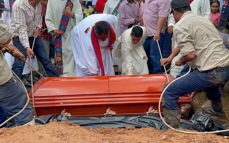 Sepultan los cuerpos de los 2 sacerdotes jesuitas asesinados en Chihuahua