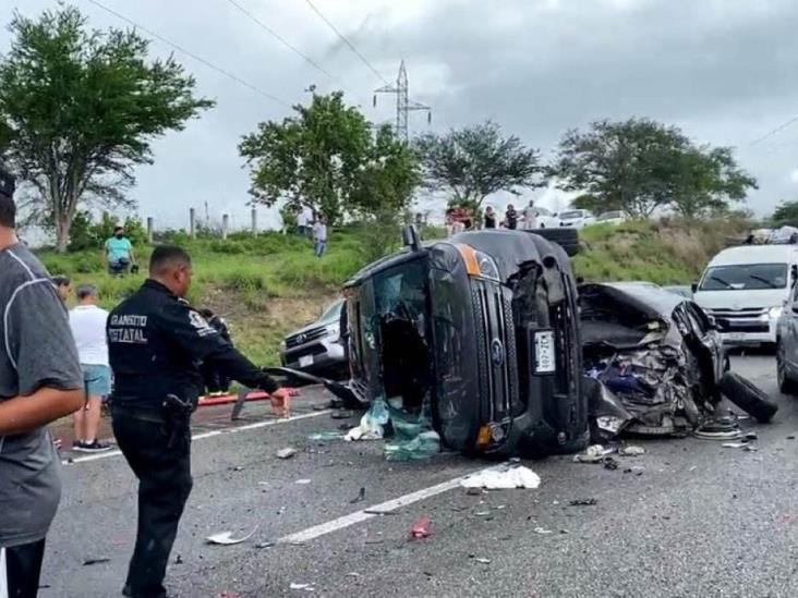 (+Video) Tráiler sin frenos se impacta contra vehículos en autopista del Sol