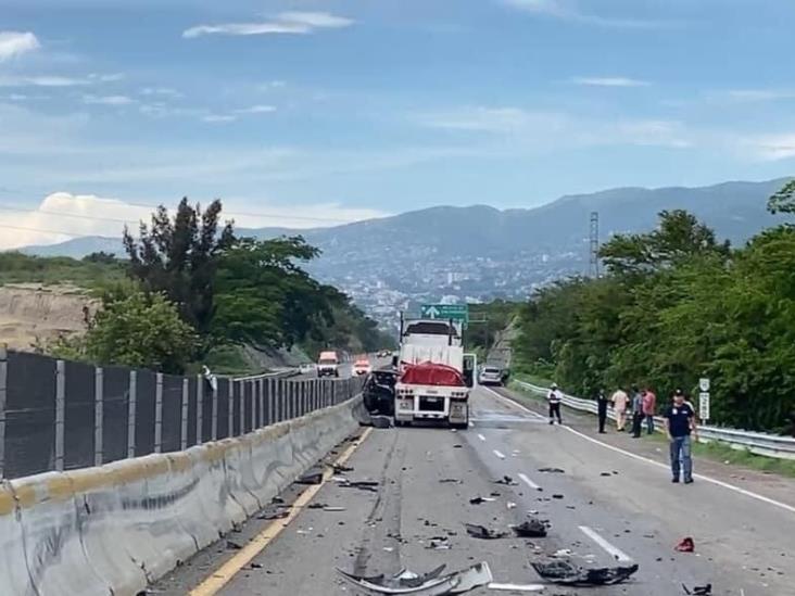 (+Video) Tráiler sin frenos se impacta contra vehículos en autopista del Sol