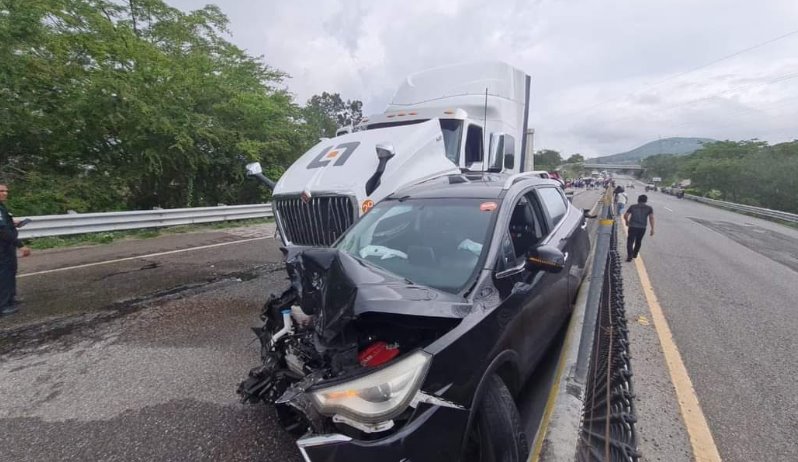 (+Video) Tráiler sin frenos se impacta contra vehículos en autopista del Sol