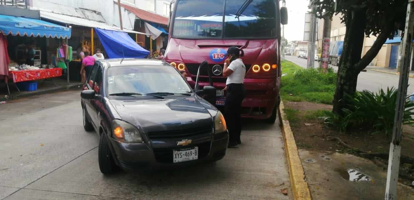 Urbanero impacta vehículo mal estacionado frenta al Morelos