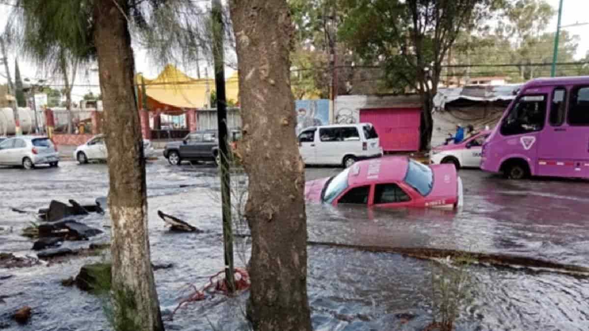 (+Video) Taxi cae a socavon; no lo vio por mega fuga de agua en Iztapalapa