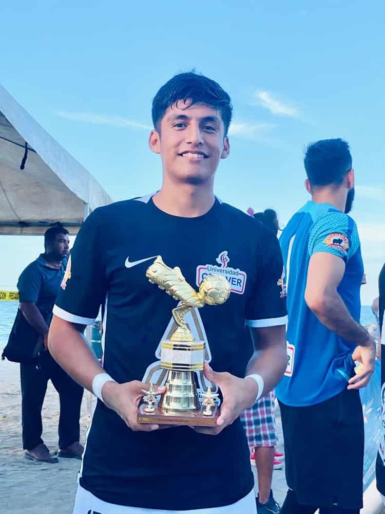 Gana equipo de CEULVER Torneo de Futbol Playero en Veracruz