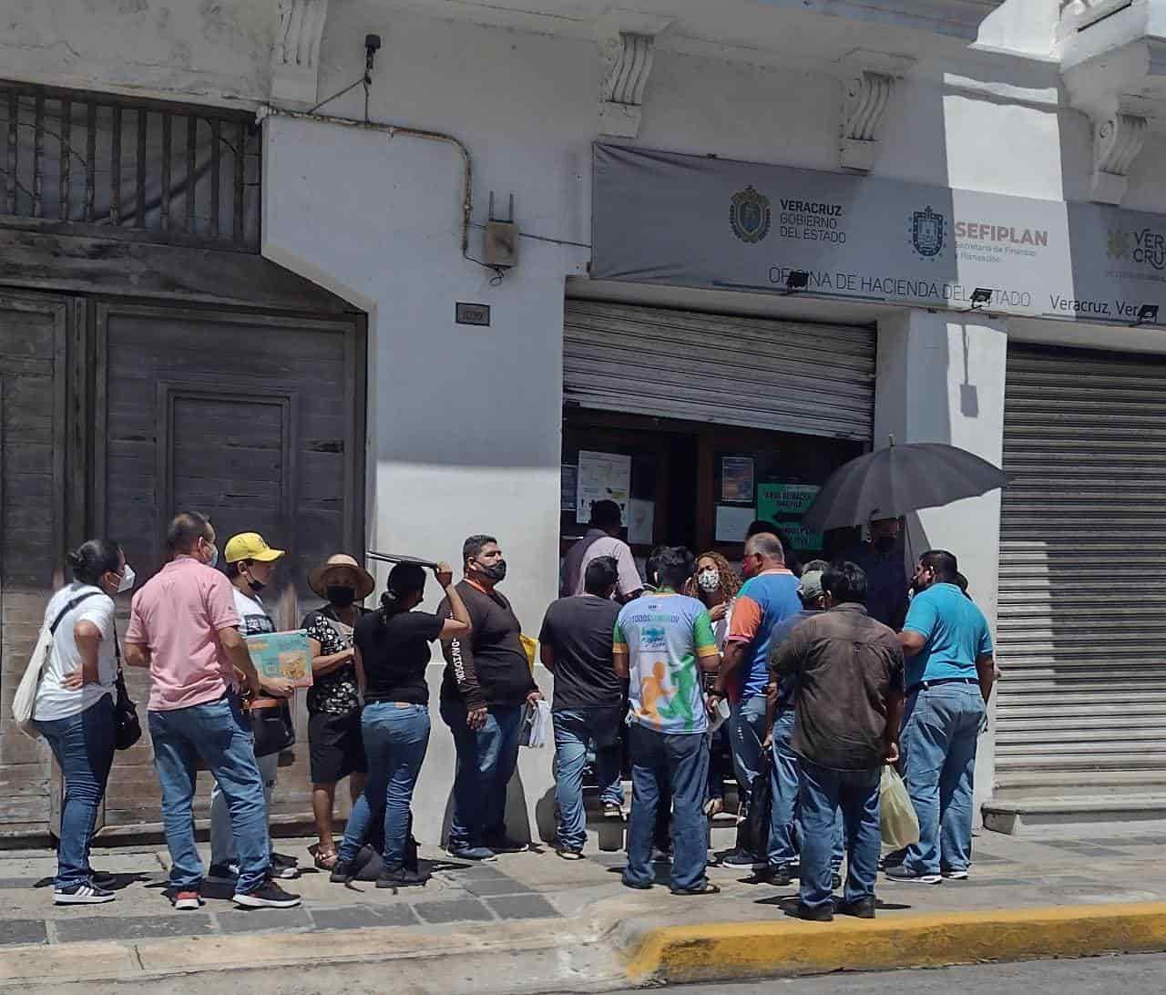 Largas filas en las oficinas de Hacienda de Veracruz por plazo de emplacamiento