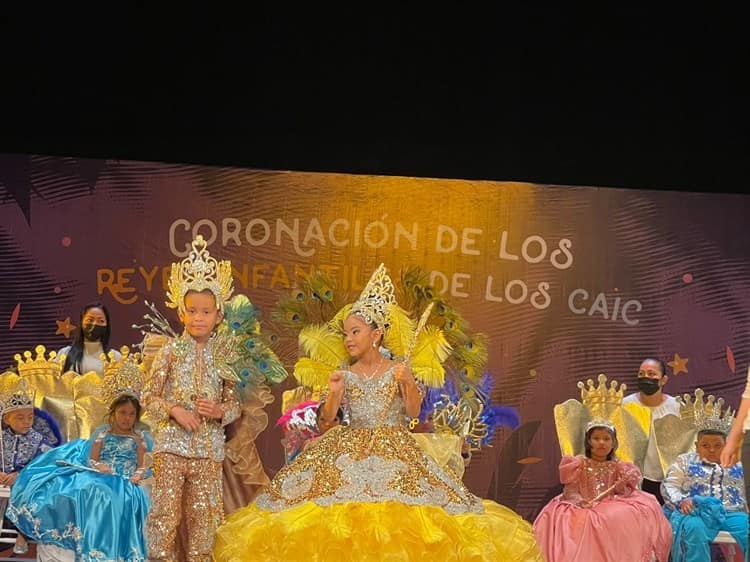 Realizan coronación de reyes infantiles del CAIC en Veracruz