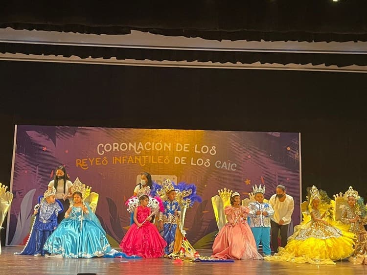 Realizan coronación de reyes infantiles del CAIC en Veracruz