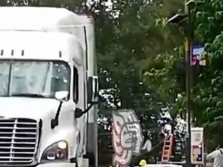 Tráiler choca con poste y deja sin luz a colonias de Banderilla