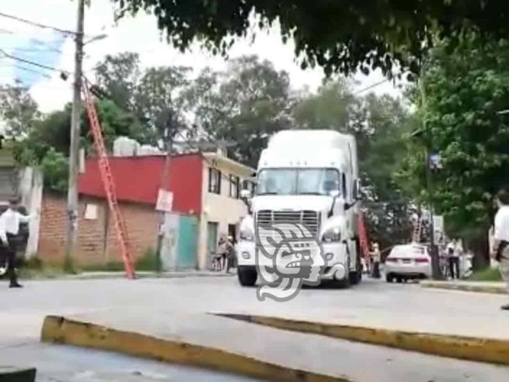 Tráiler choca con poste y deja sin luz a colonias de Banderilla