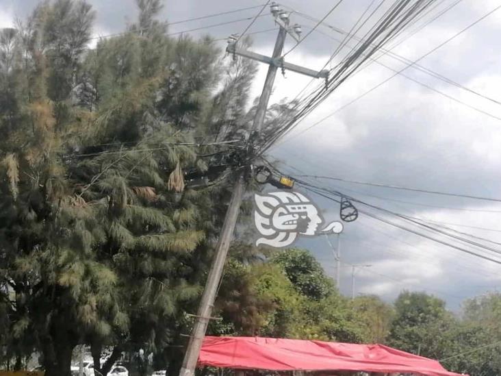 Tráiler choca con poste y deja sin luz a colonias de Banderilla