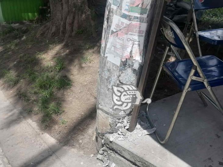 Tráiler choca con poste y deja sin luz a colonias de Banderilla