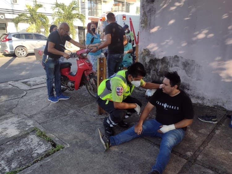 Motociclista derrapa al evitar impactarse contra auto en el fraccionamiento Reforma