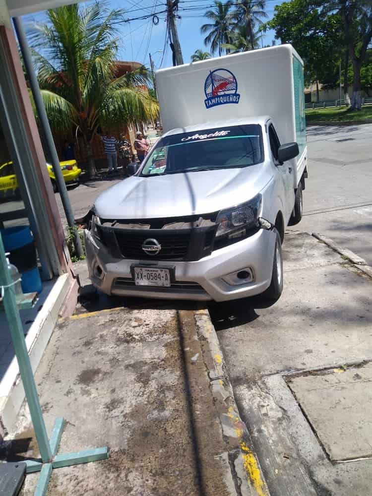 Conductores de camionetas se impactan sobre la colonia Miguel Alemán en Veracruz