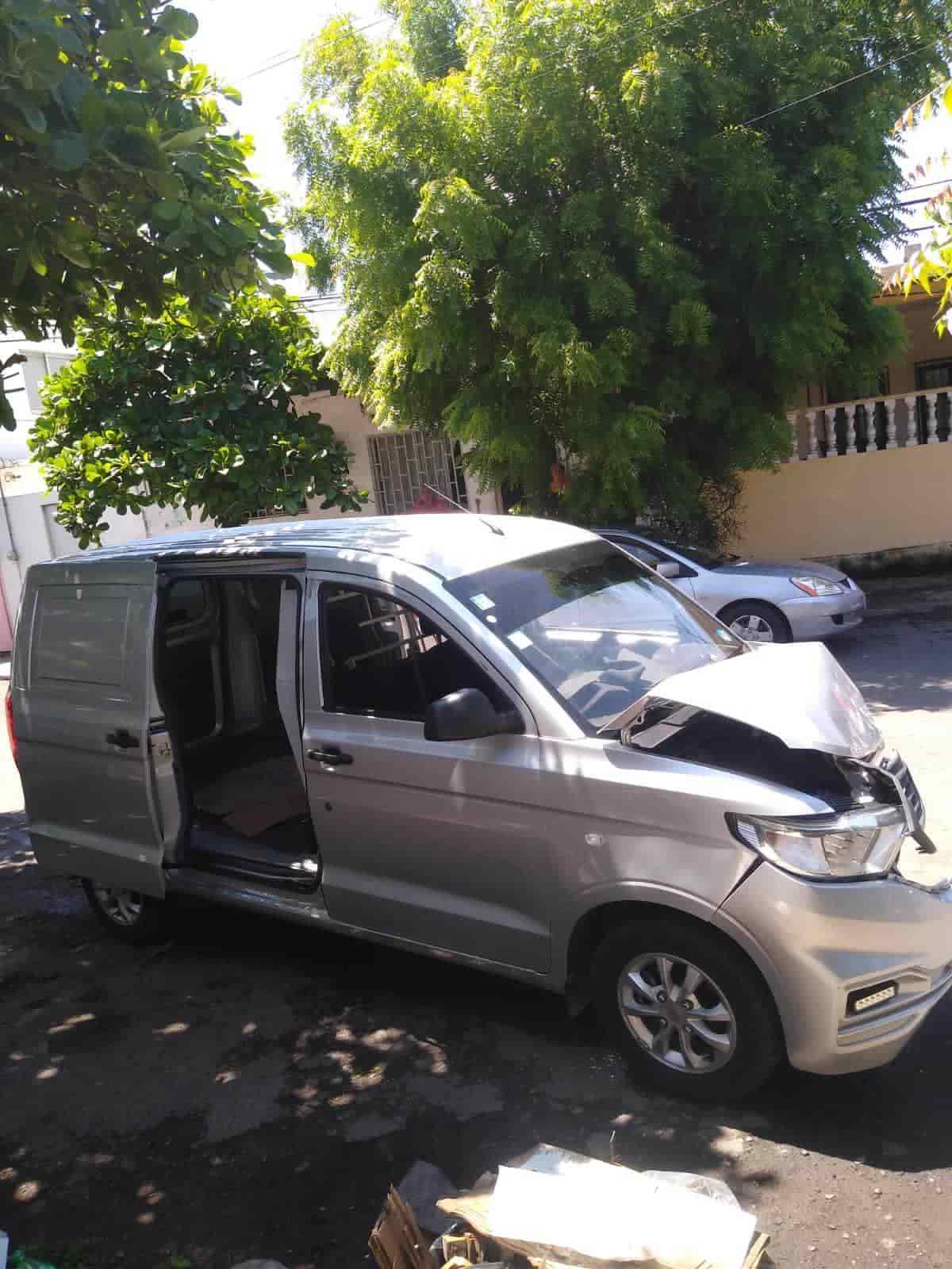 Conductores de camionetas se impactan sobre la colonia Miguel Alemán en Veracruz