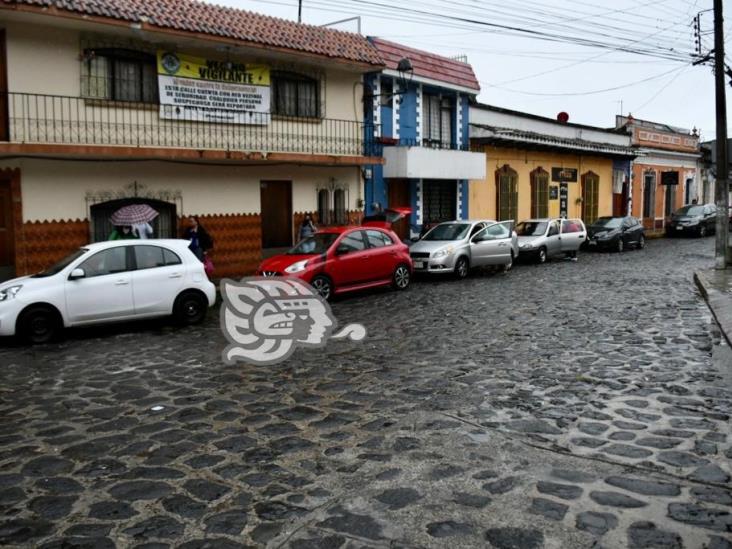 Afectaciones en vehículos y viviendas en Xalapa tras intensa lluvia