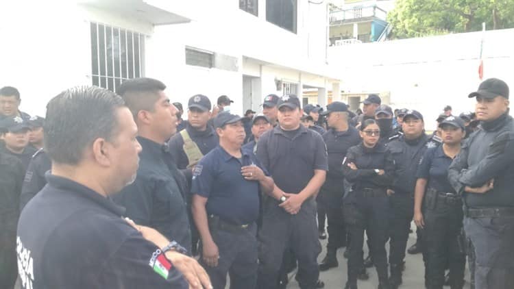 Policías en Tuxpan se rebelan y van a paro; protagonizan trifulca con marinos