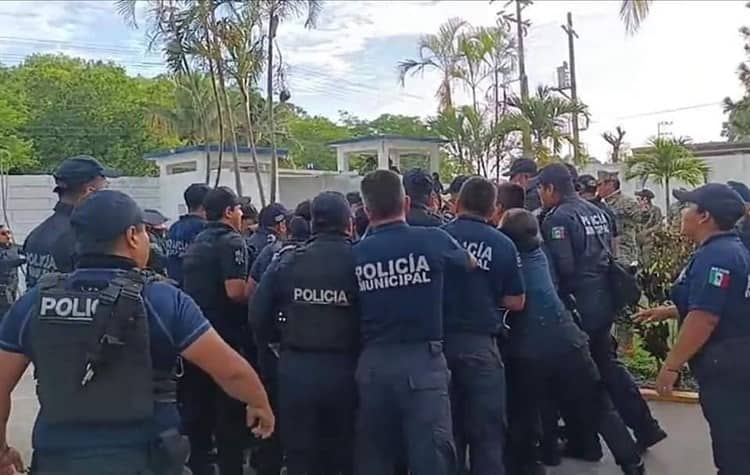 Policías en Tuxpan se rebelan y van a paro; protagonizan trifulca con marinos