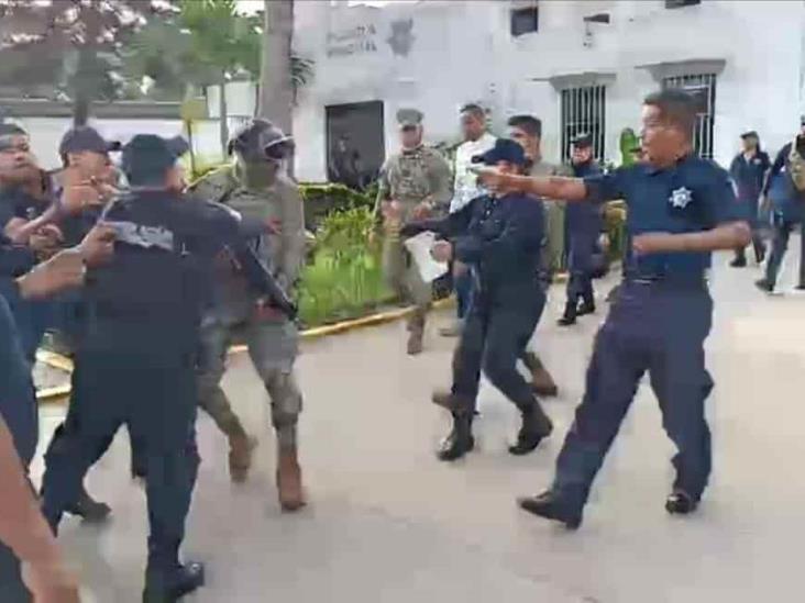 Policías en Tuxpan se rebelan y van a paro; protagonizan trifulca con marinos