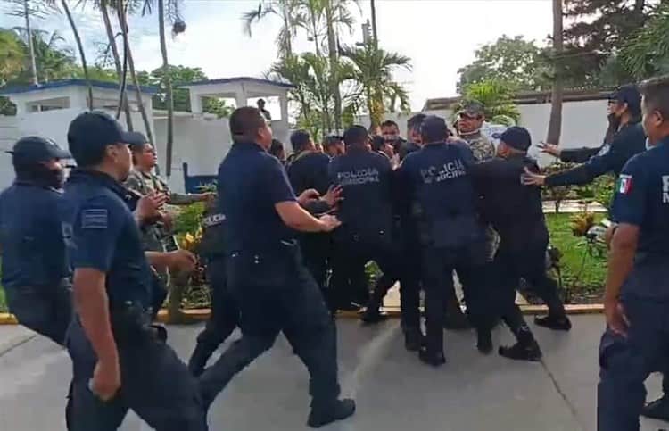 Policías en Tuxpan se rebelan y van a paro; protagonizan trifulca con marinos