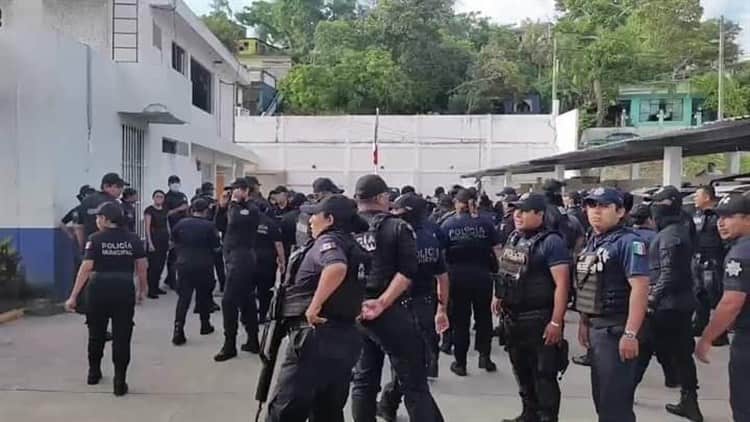 Policías en Tuxpan se rebelan y van a paro; protagonizan trifulca con marinos