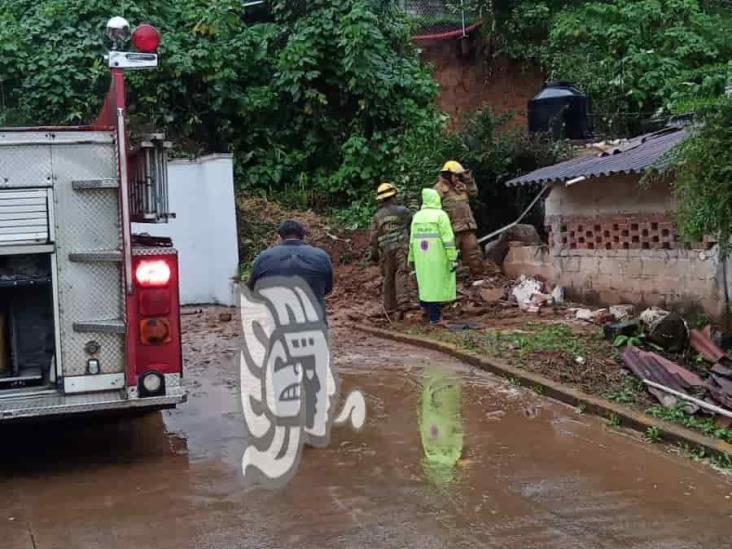 Tras lluvias en Xalapa, se deslava cerro y colapsa techo de vivienda