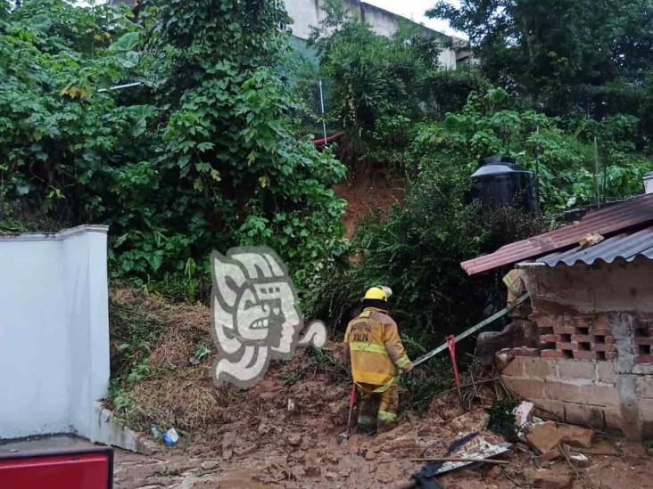 Tras lluvias en Xalapa, se deslava cerro y colapsa techo de vivienda