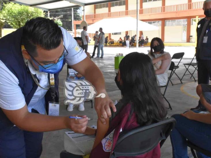 En el mercado de Cerritos, arranca vacunación de 5 a 11 años en Orizaba