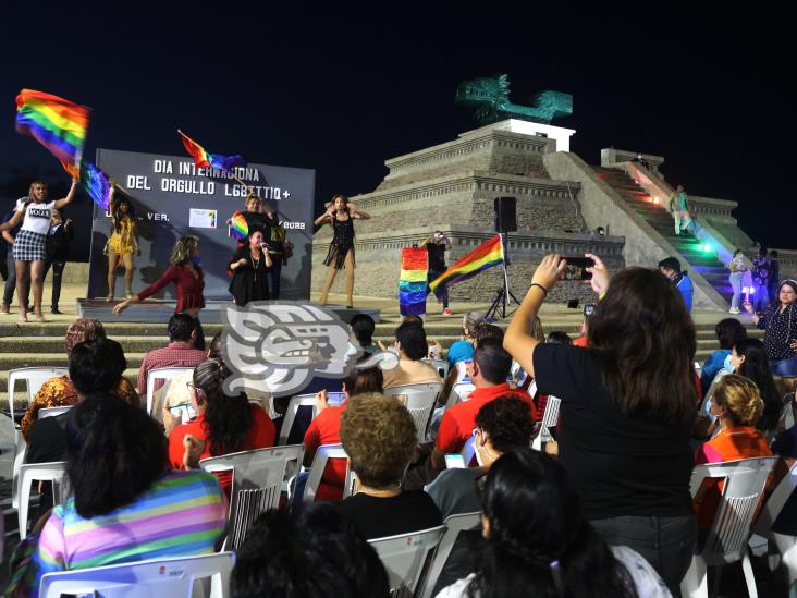 (+Video) Iluminan pirámide para conmemorar el Día del Orgullo LGBT