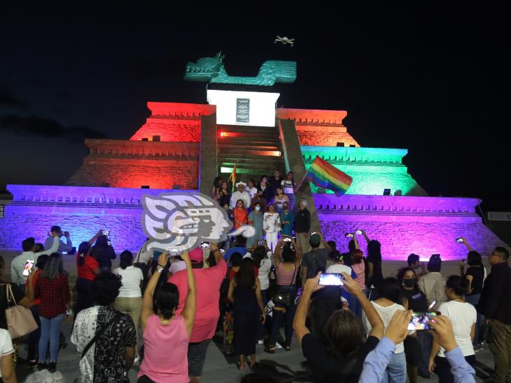 (+Video) Iluminan pirámide para conmemorar el Día del Orgullo LGBT