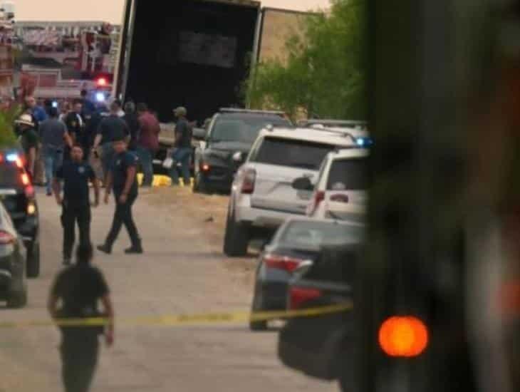 Detienen a conductor de tráiler que transportaba migrantes en Texas