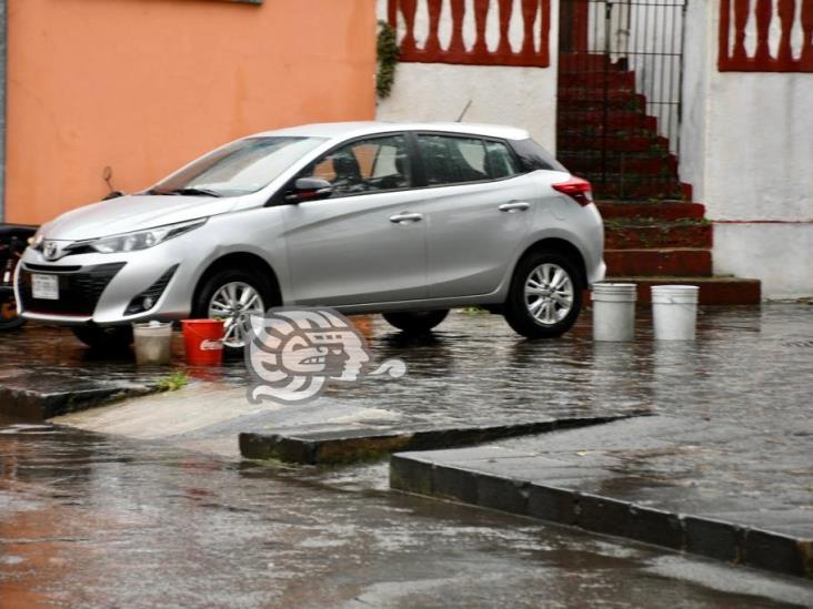 Afectaciones en vehículos y viviendas en Xalapa tras intensa lluvia