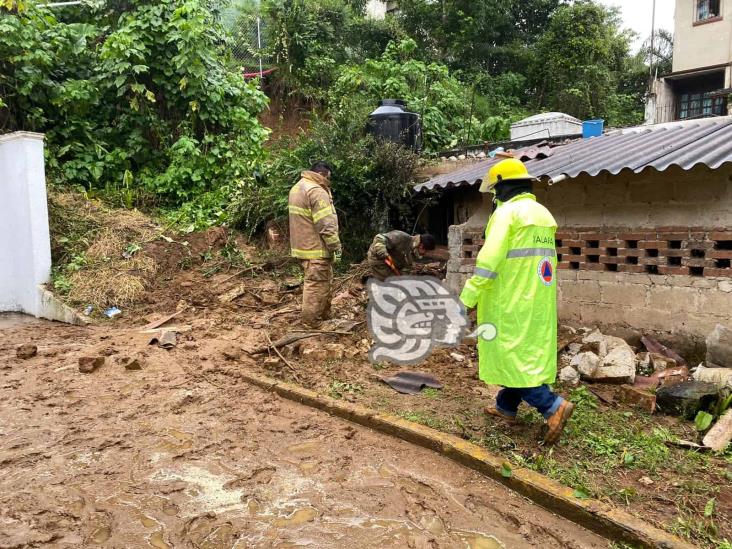 Tras lluvias en Xalapa, se deslava cerro y colapsa techo de vivienda