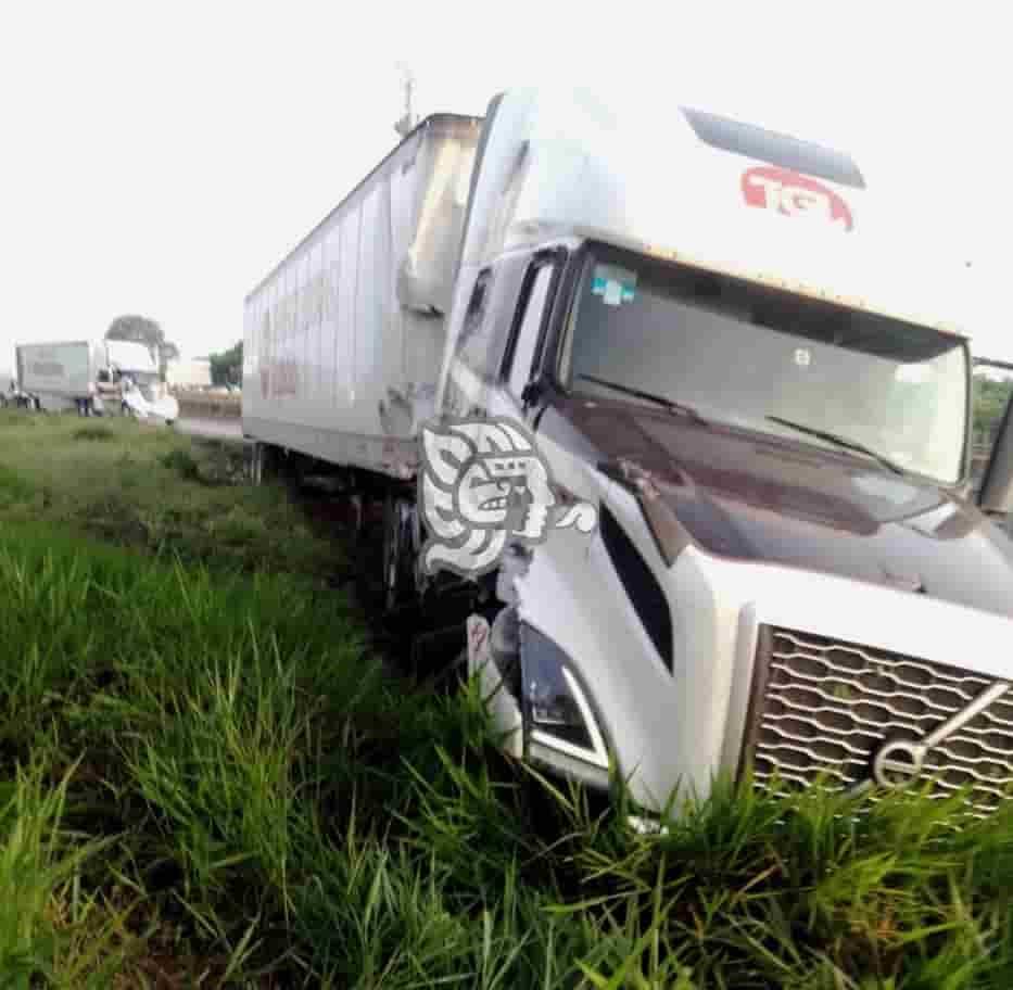 Vuelca tracto con paquetería en autopista de Acayucan