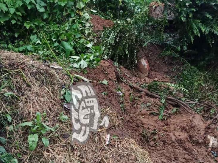 Tras lluvias en Xalapa, se deslava cerro y colapsa techo de vivienda