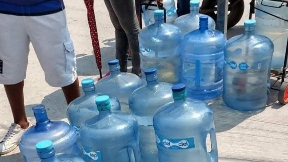 Tras escasez, habitantes de Monterrey acuden a Tamaulipas a comprar agua