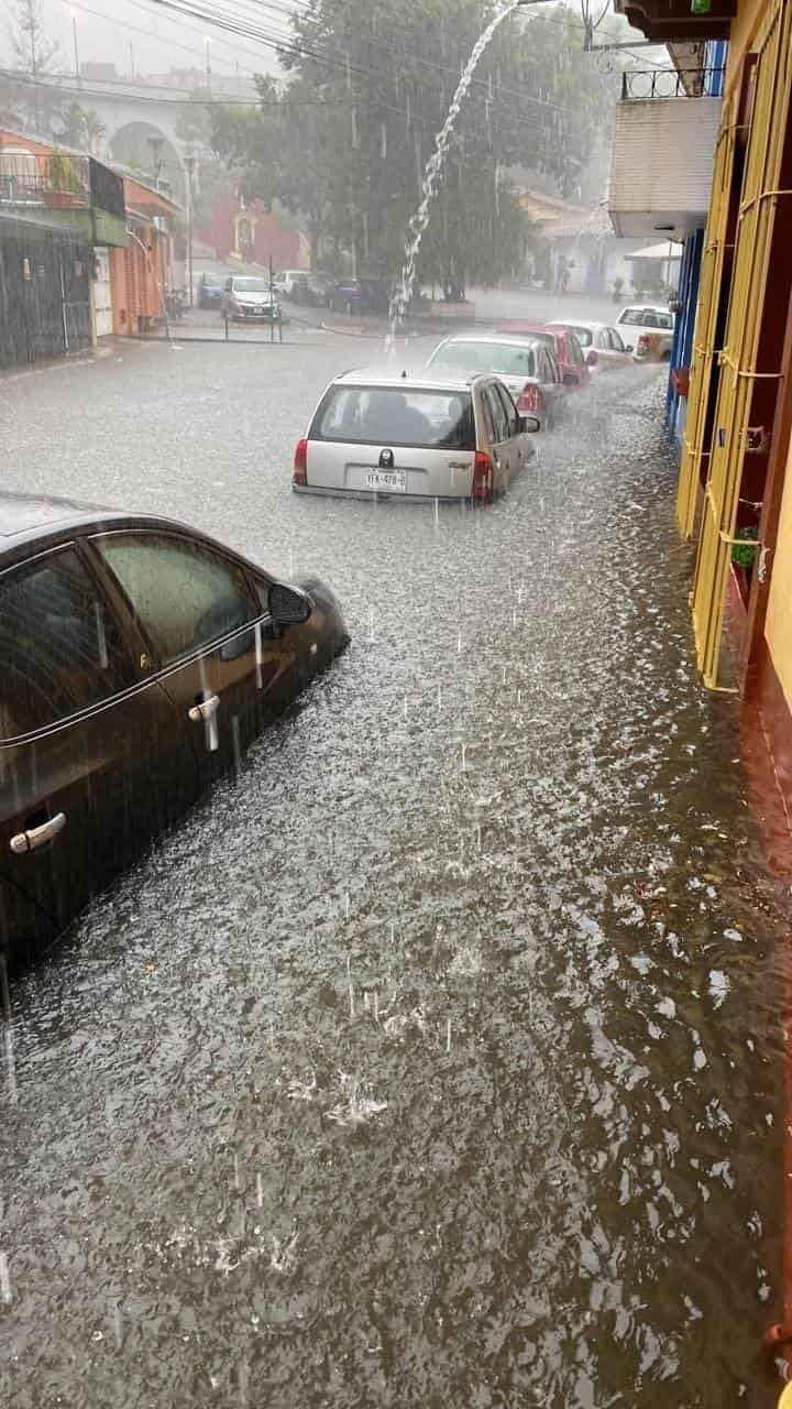 Afectaciones en vehículos y viviendas en Xalapa tras intensa lluvia