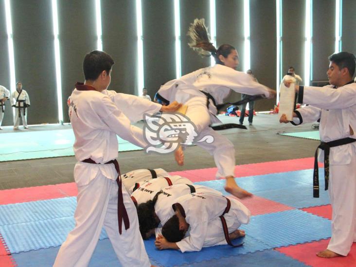 Taekwondoínes de la AMMDK afinan rompimientos para Festival