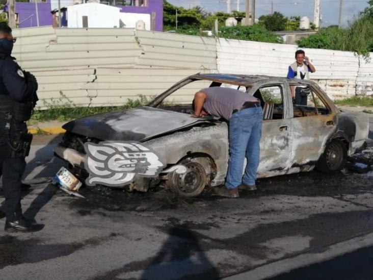 (+Video) Arde taxi sobre la avenida Abraham Zabludowsky en Coatzacoalcos