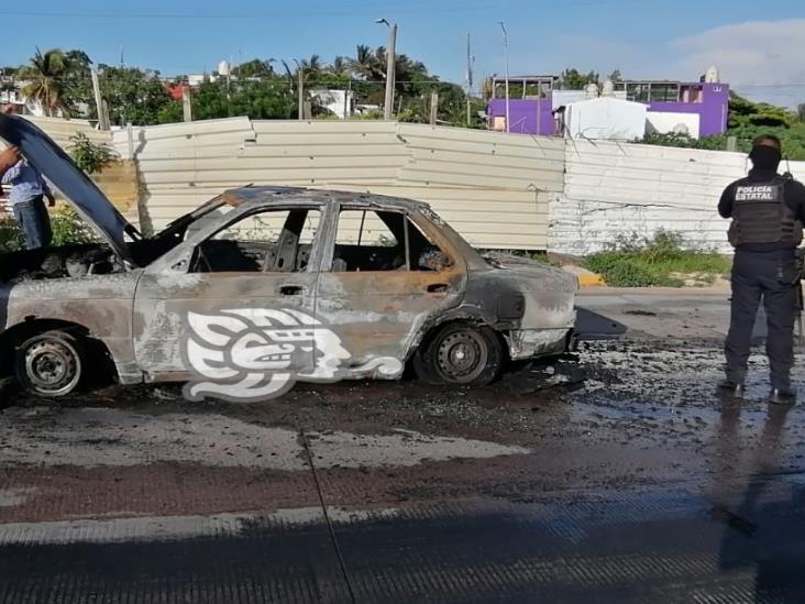 (+Video) Arde taxi sobre la avenida Abraham Zabludowsky en Coatzacoalcos