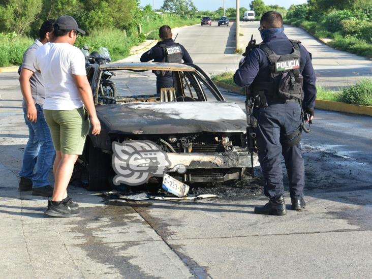 (+Video) Arde taxi sobre la avenida Abraham Zabludowsky en Coatzacoalcos